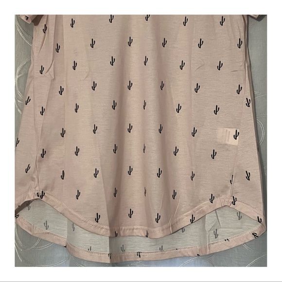 🩶 Amaryllis Pink Mesh Inset V-Neck Tee w/ Cactus Print, Size Medium - Picture 3 of 6